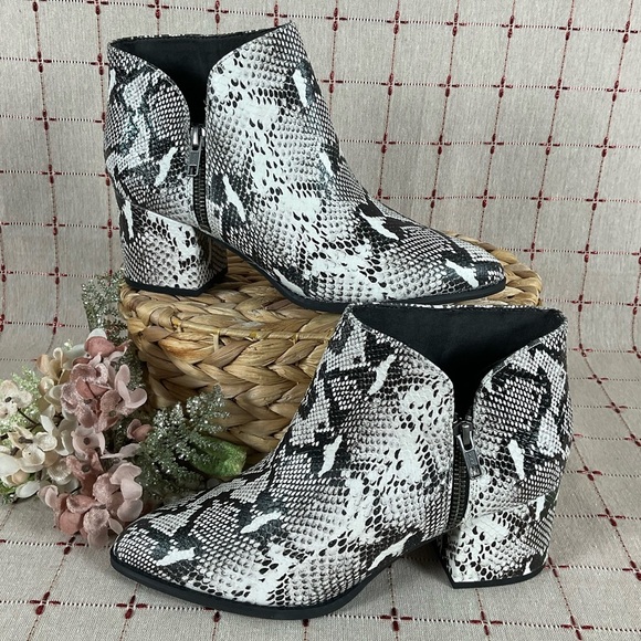 SEYCHELLES “Chaparral” Snakeskin Embossed Leather Almond Toe Ankle Boots Sz 8 - Picture 1 of 7